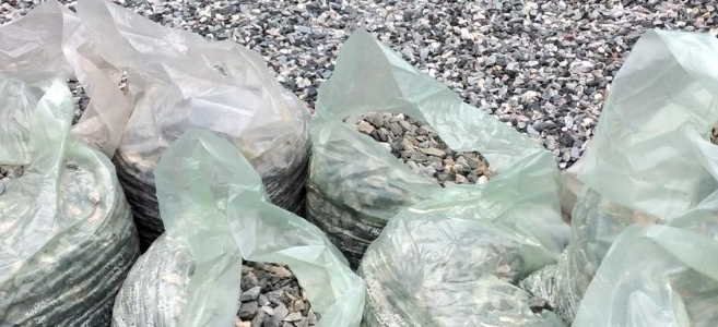 Piedra partida gris en tacho